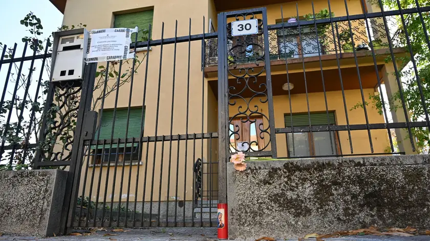 https://images.messaggeroveneto.it/view/acePublic/alias/contentid/1thhb6uc71tn169r9lt/0/davanti-alla-porta-di-casa-qualcuno-ha-lasciato-fiori-e-un-lumino-foto-petrussi.webp?f=16%3A9&amp;w=840