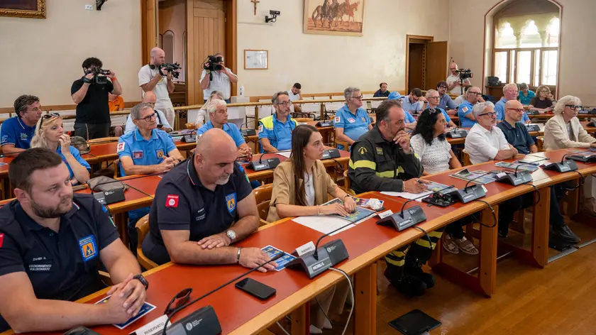 https://images.messaggeroveneto.it/view/acePublic/alias/contentid/1thhst8gm2unem9htns/0/copia-di-pordenone-31-agosto-2026-conferenza-stampa-terremoto-foto-petrussi-marco-brisotto.webp?f=16%3A9&amp;w=840
