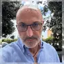 Fabio Carini con il capo fasciato dopo essere stato colpito da un bastone caduto dal terzo piano