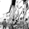 Una delle immagini del volune: i soccorsi dopo il sisma