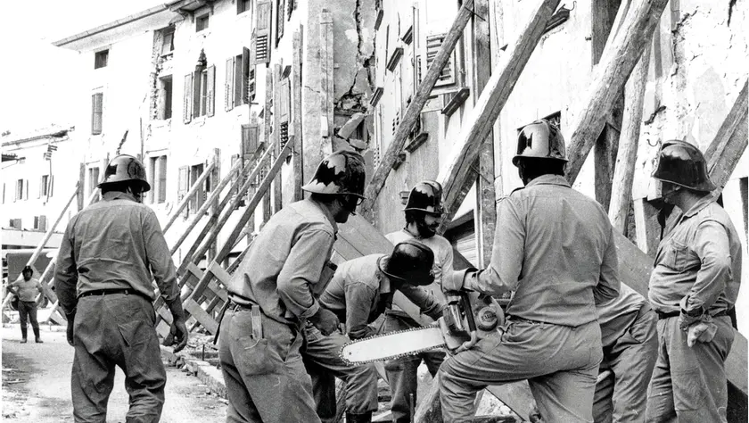 Una delle immagini del volune: i soccorsi dopo il sisma