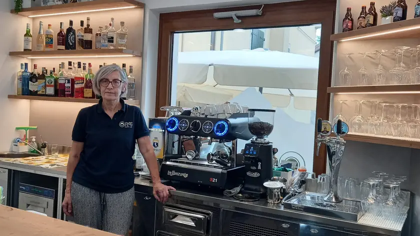 Licia dietro al bancone dell’Amabile Caffè a Illegio