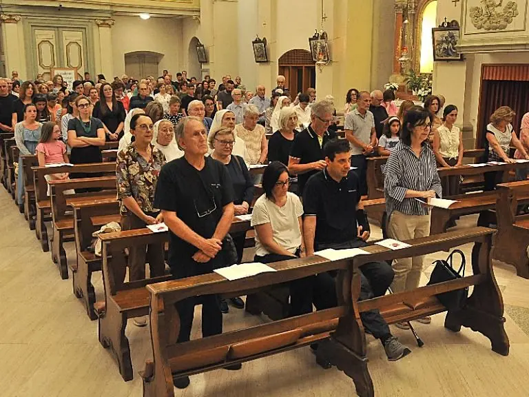 Chiesa affollata per il rosario