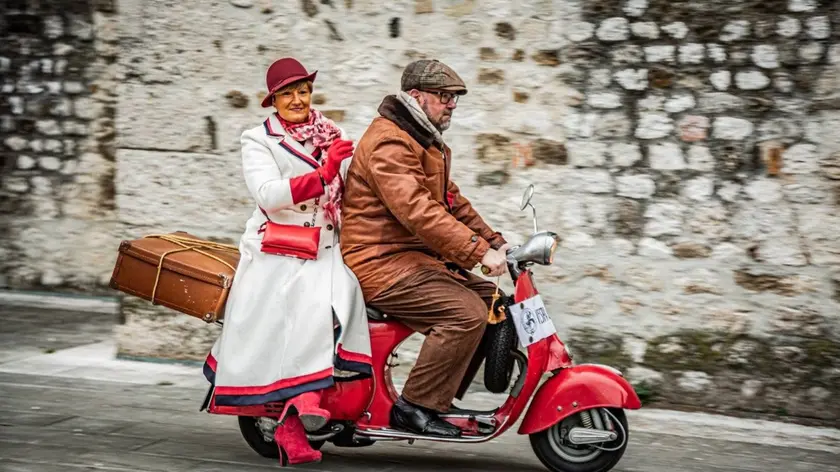 Il racconto di Massimo e Paola, vespisti per caso per il trentesimo di matrimonio, verso il raduno "Città di Udine"