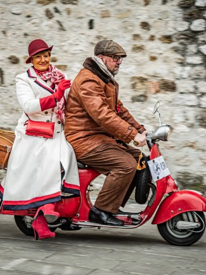 Il racconto di Massimo e Paola, vespisti per caso per il trentesimo di matrimonio, verso il raduno "Città di Udine"