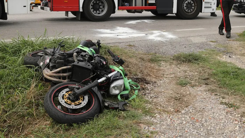 La moto sulla quale viaggiava Marco Azzano, motociclista vittima dell'incidente stradale: aveva 47 anni