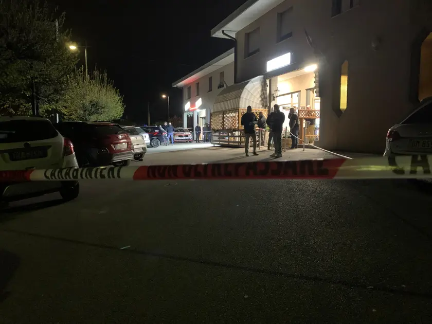 L’esterno del bar dove è avvenuto l’omicidio a Fontanafredda