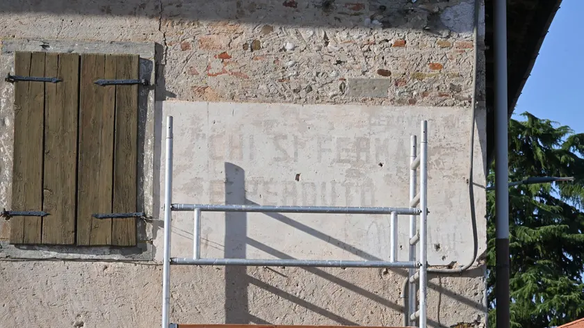 I lavori sulla scritta attribuita a Mussolini