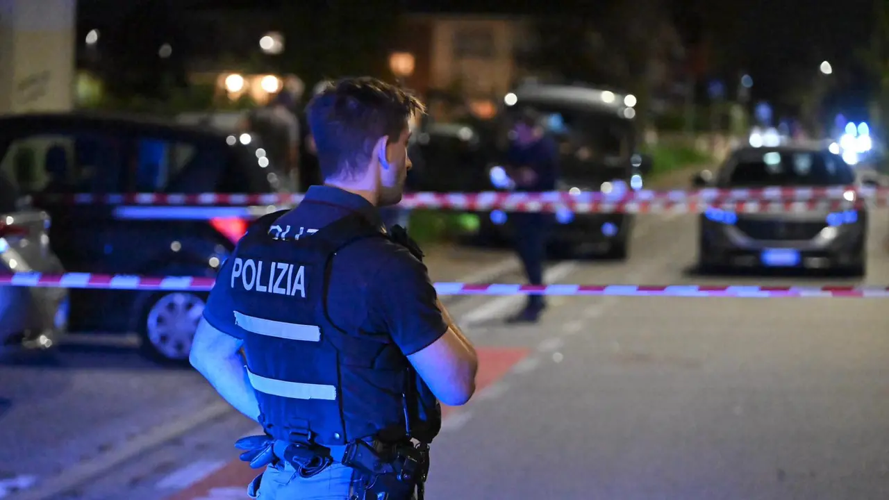 La polizia in via Castions dopo l'aggressione mortale (Foto petrussi)