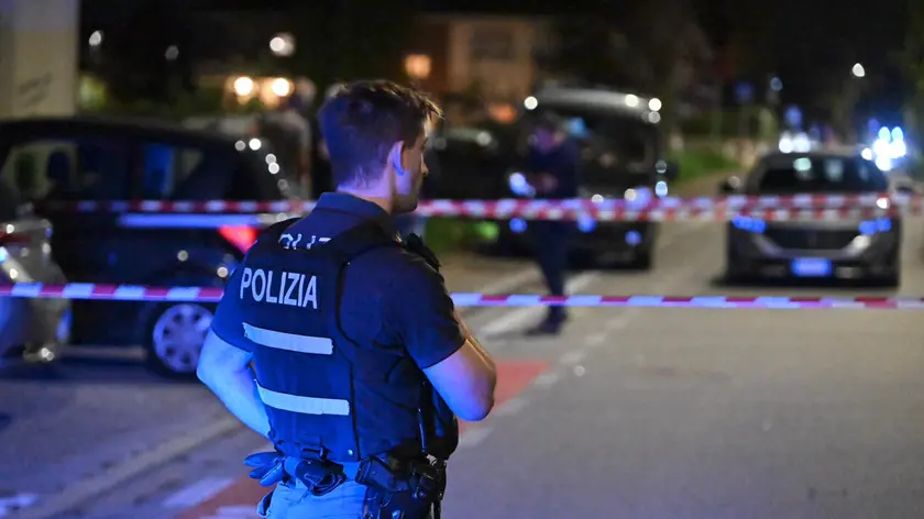 https://images.messaggeroveneto.it/view/acePublic/alias/contentid/1tkq6pv2ftueowqbtrr/0/la-polizia-in-via-castions-dopo-l-aggressione-mortale-foto-petrussi.webp?f=16%3A9&amp;w=840