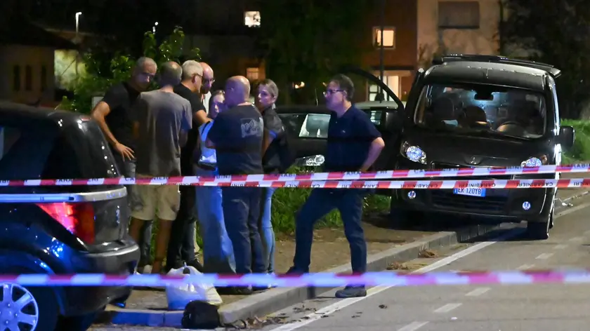 Omicidio in via Castions a Udine, una testimone: «L’ho visto cadere a terra mentre l’altro scappava»