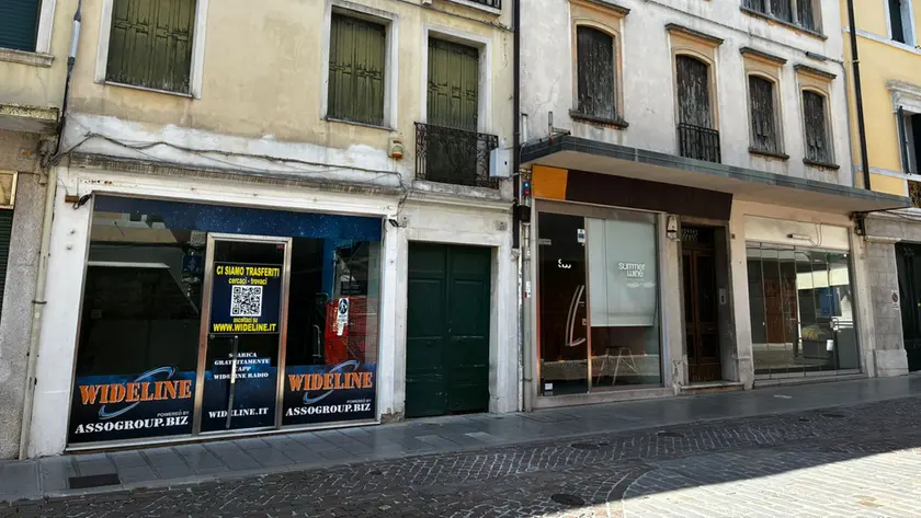 Alcune delle vetrine vuote in corso Garibaldi