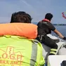 Vigili del fuoco e soccorritori mentre si recano sull'isola di Barbana