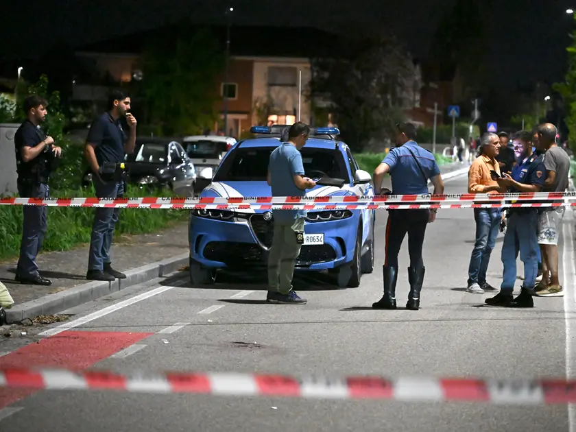 La Polizia sul posto la sera del delitto in via Castions (foto Petrussi)
