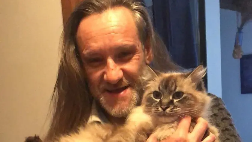 Gianluigi Magri, 56 anni, con il suo amato gatto