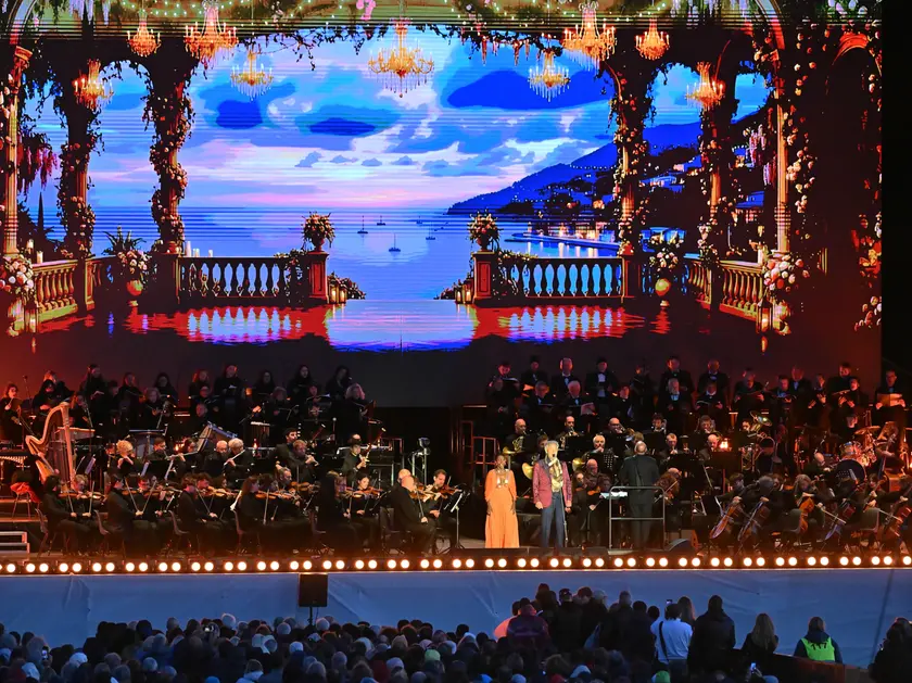 Andrea Bocelli durante l’esibizione alla caserma Goi-Pantanali di Gemona il 7 maggio scorso