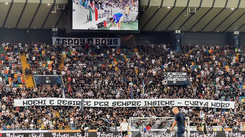 Lo striscione esposto in curva