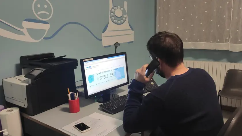 Un volontario di Telefono amico
