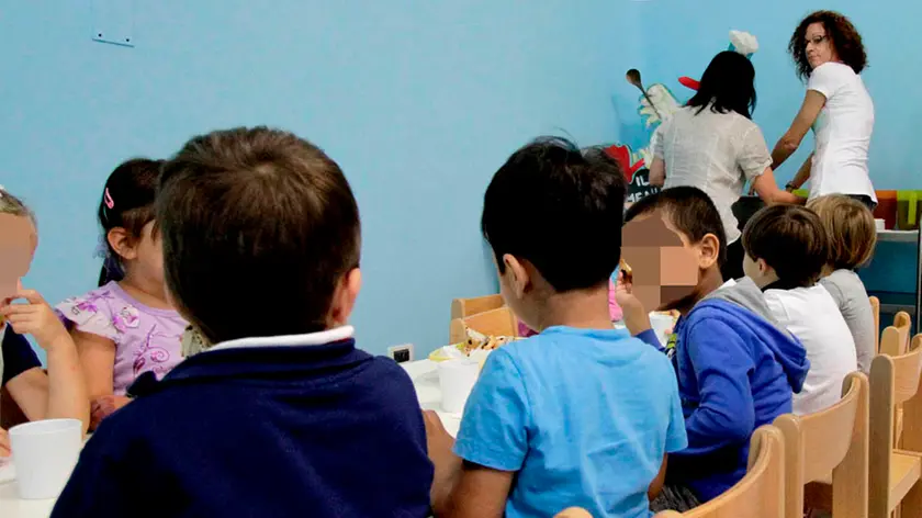 Bambini in una mensa scolastica (foto archivio Bonaventura)