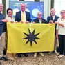 Alberto Garlini, Valentina Gasparet, Alessandro Basso, Michelangelo Agrusti, Gian Mario Villalta e Michela Zin con la nuova bandiera