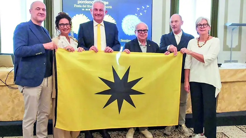 Alberto Garlini, Valentina Gasparet, Alessandro Basso, Michelangelo Agrusti, Gian Mario Villalta e Michela Zin con la nuova bandiera