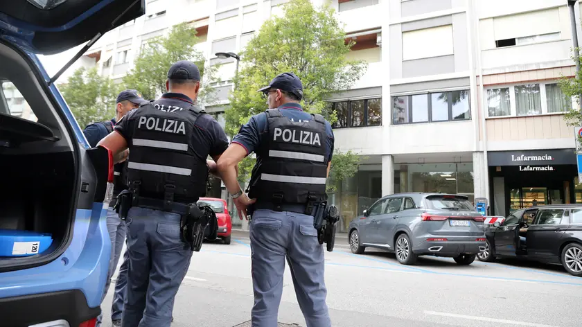 La polizia di Stato durante i controlli in piazza Risorgimento