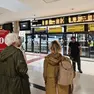 Pendolari in attesa alla stazione di Trieste (Lasorte)