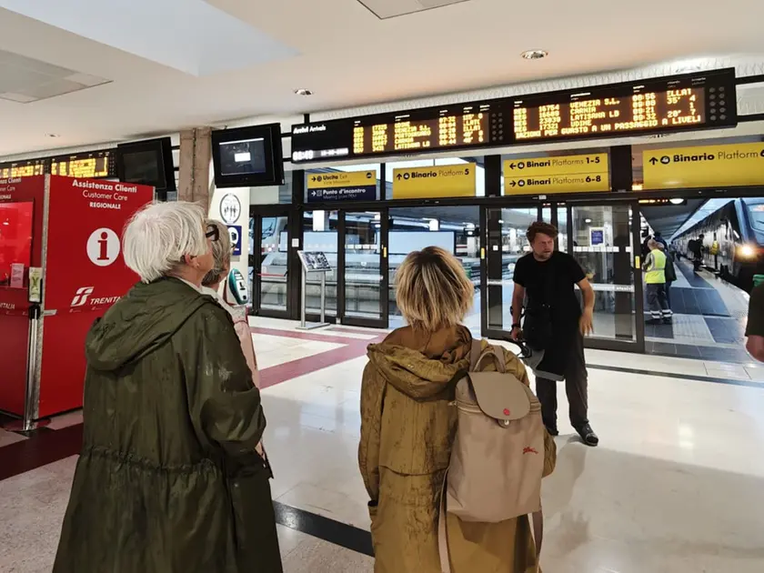 Pendolari in attesa alla stazione di Trieste (Lasorte)