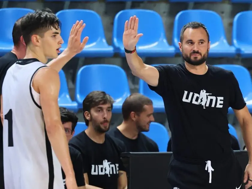 L’allenatore dell’Apu Old Wild West Adriano Vertemati con Igor Stjepanovic