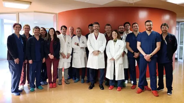 Il gruppo di medici e operatori sanitari che hanno contribuito alla buona riuscita dei tre trapianti
