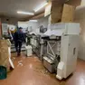 La Guardia di Finanza all’interno della fabbrica clandestina di bionde smantellata a Gonars
