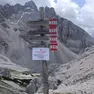Un cartello di divieto d'accesso lungo i sentieri delle Dolomiti