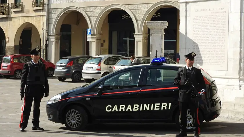 Una pattuglia dei carabinieri in piazza del Popolo a Sacile