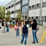 Studenti all’ingresso della nuova scuola Jolly la scorsa settimana