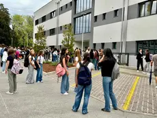 Studenti all’ingresso della nuova scuola Jolly la scorsa settimana