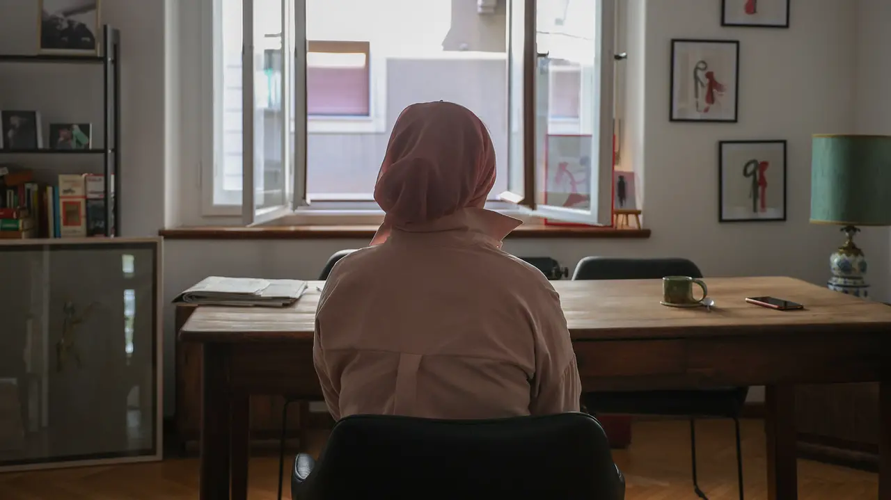 La ragazza pachistana fotografata di spalle durante l’intervista a Il Piccolo (foto Andrea Lasorte)