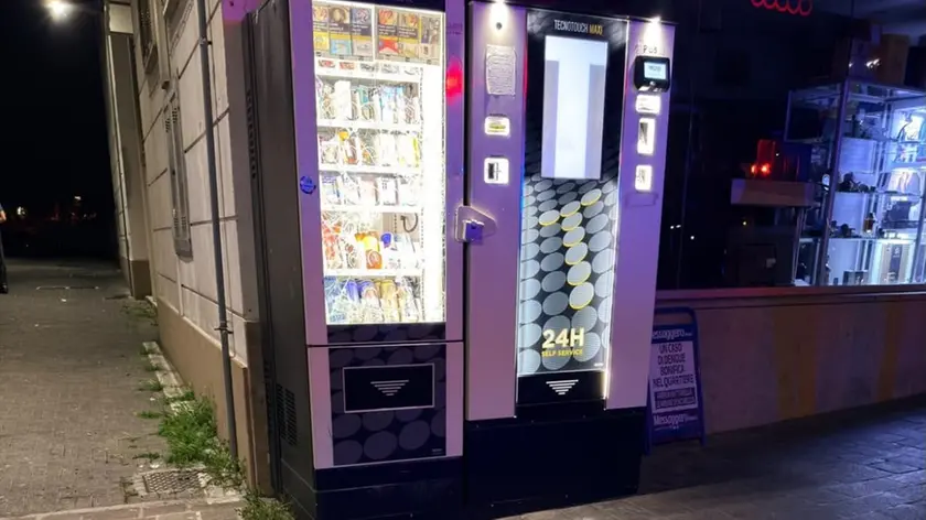 Il distributore preso a sprangate