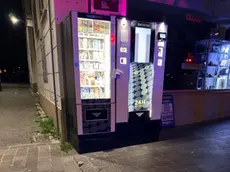 Il distributore preso a sprangate
