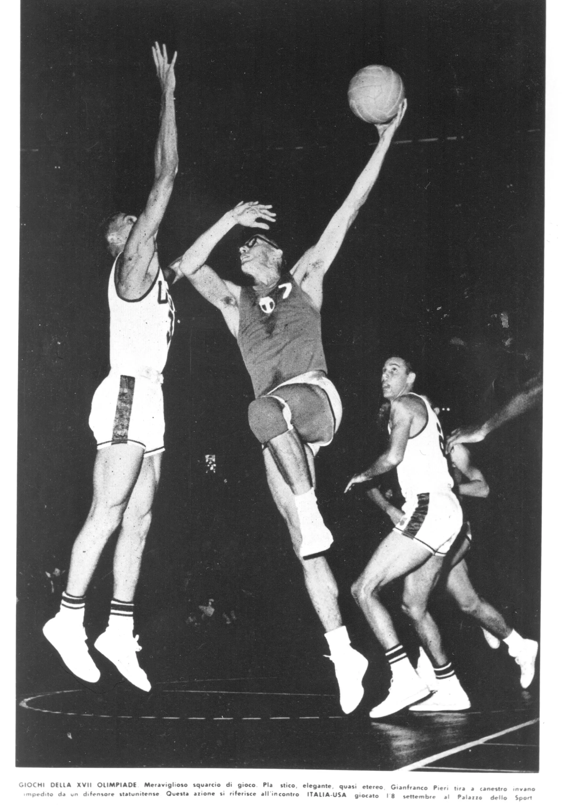 Pieri alle olimpiadi di Roma nel 1960 al tiro contrastato da Jerry West.