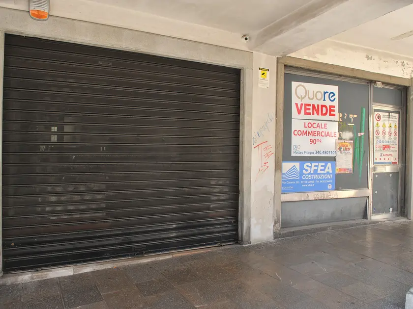 Alcuni dei negozi che negli ultimi anni hanno abbassato le serrande nelle principali vie del centro / Foto Petrussi