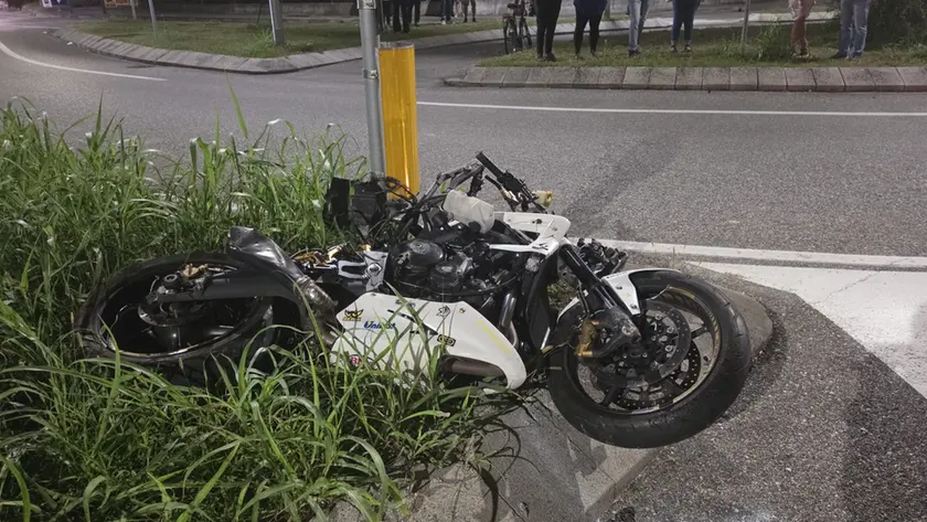 La moto dopo lo schianto