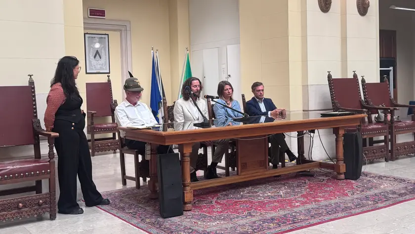 Un momento della conferenza stampa nel Salone del popolo