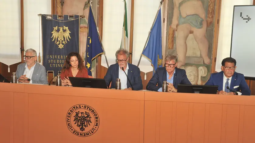 La presentazione di Collega-menti con al centro il rettore Montanari / Foto Petrussi