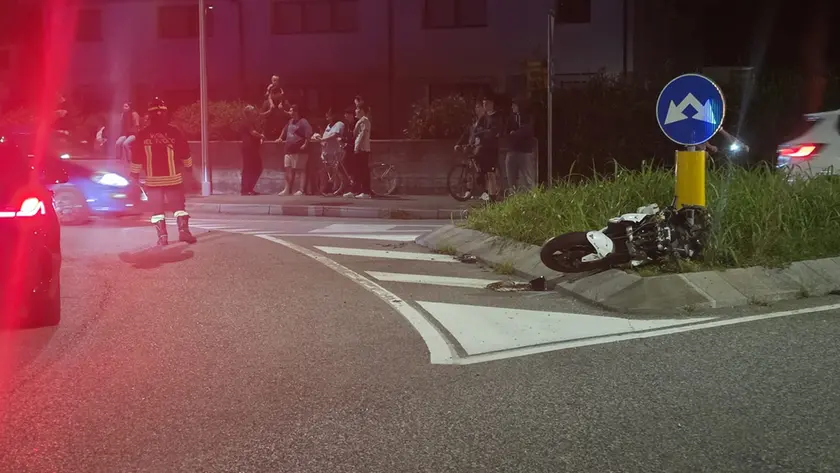 L’incidente avvenuto lungo la Pordenone-Oderzo: la moto è finita contro il cartello stradale