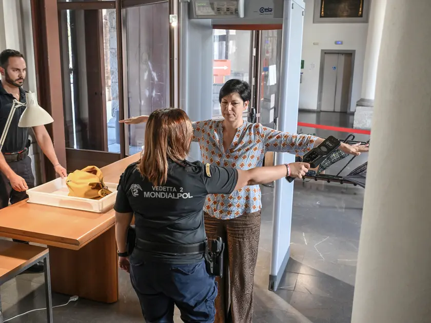 Personale di sicurezza e controlli in tribunale / Foto Petrussi