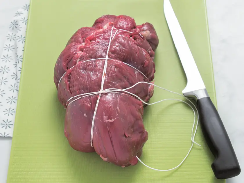 La carne preparata per un brasato