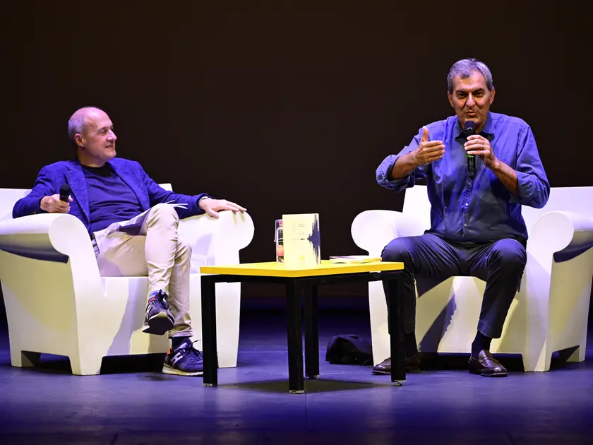 Mario Calabresi con Alberto Garlini e il pubblico al Verdi (Foto Favaretto/Missinato)