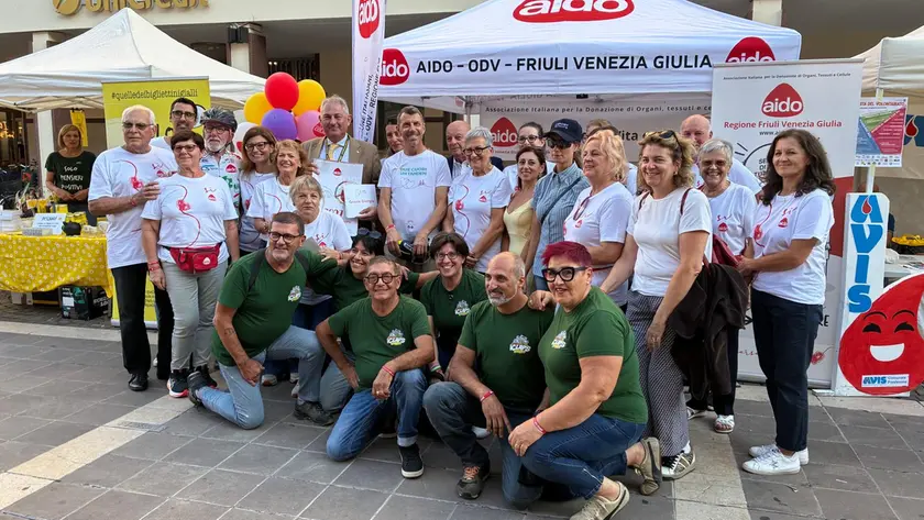 La coppia assieme a Basso, De Bortoli e ai volontari dell’Aido