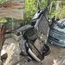 L'auto, cadendo, ha sfondato il cancello e la tettoia del garage del vicino di casa
