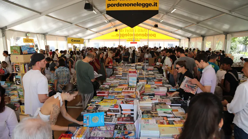 Pordenonelegge ancora una volta ha trasformato la città in uno spazio dedicato ai libri e alla socialità (foto Petrussi)